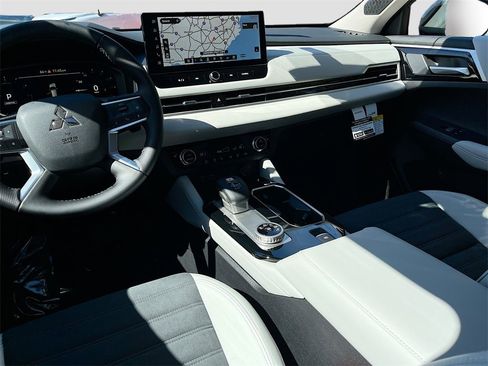 New 2025 Mitsubishi Outlander SE image 25