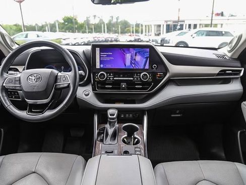 Used 2023 Toyota Highlander Limited AWD/4WD image 13