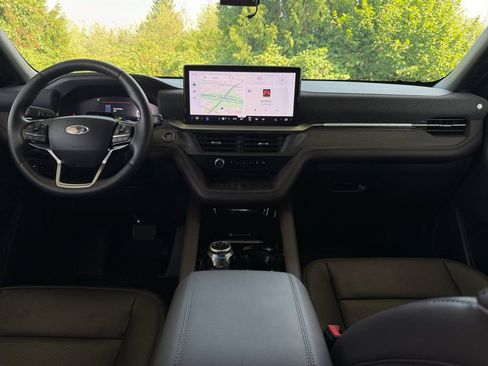 Certified 2025 Ford Explorer Platinum w/ Ultimate Package AWD/4WD image 21