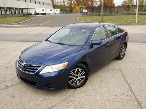 Used 2011 Toyota Camry LE image 4