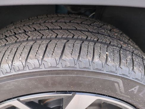 Used 2025 Volkswagen Atlas SEL Premium R-Line image 12