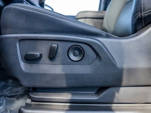 Used 2025 Chevrolet Suburban Z71 image 16