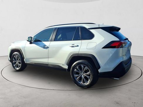 Used 2022 Toyota RAV4 XLE Premium AWD/4WD image 7