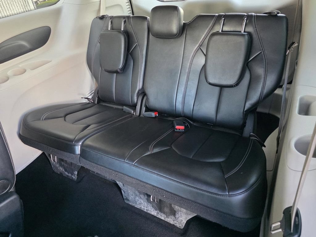 Used 2024 Chrysler Pacifica Touring-L FWD image 13