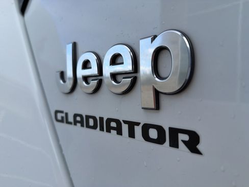Used 2021 Jeep Gladiator Overland w/ Trailer Tow Package image 18