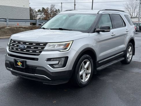 Used 2017 Ford Explorer XLT image 4