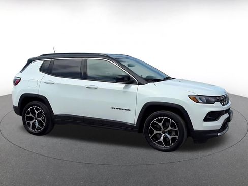 Used 2025 Jeep Compass Limited image 16