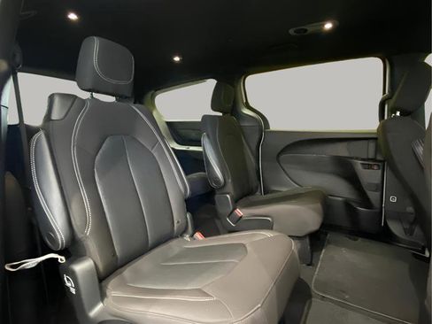 Used 2023 Chrysler Pacifica Touring FWD image 21