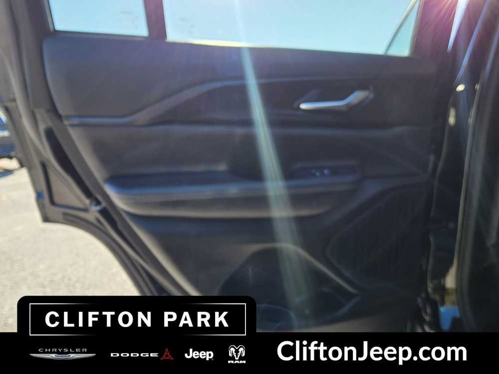 Used 2023 Jeep Grand Cherokee Laredo AWD/4WD image 12