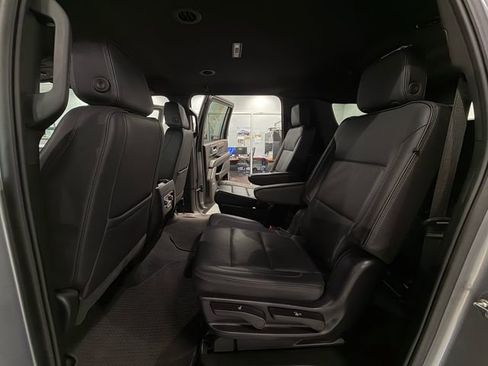 Used 2025 GMC Yukon XL Denali AWD/4WD image 12