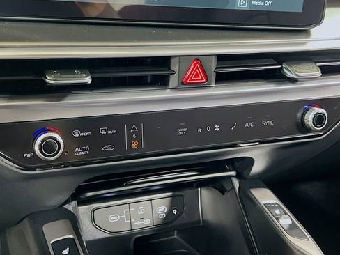 New 2025 Kia Sorento EX image 16