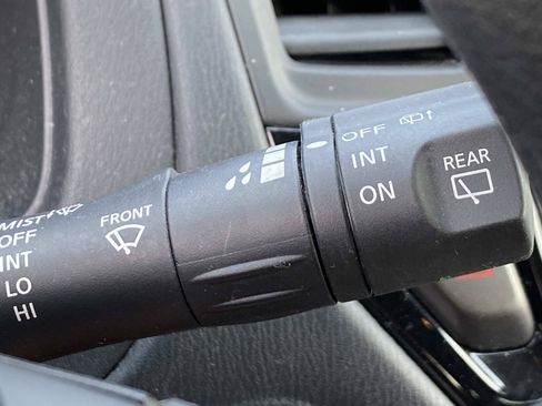 Used 2020 Nissan Pathfinder S AWD/4WD image 17