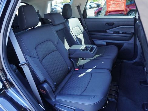 Certified 2025 Nissan Pathfinder SV image 9