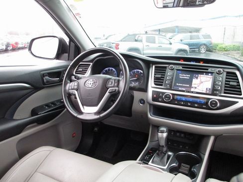 Used 2019 Toyota Highlander Limited image 24