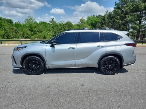 Used 2024 Toyota Highlander XSE image 2