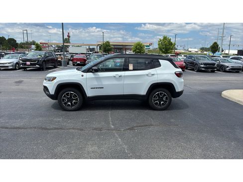 Used 2025 Jeep Compass Trailhawk AWD/4WD image 3