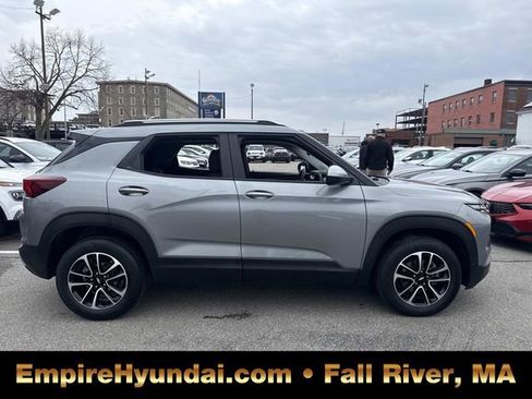 Used 2025 Chevrolet TrailBlazer LT image 3