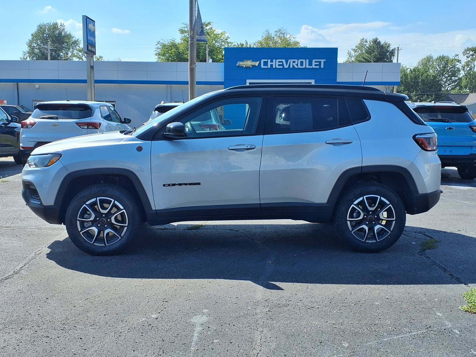 Used 2025 Jeep Compass Trailhawk AWD/4WD image 14