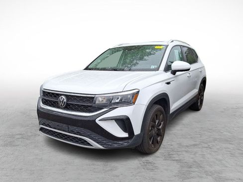Used 2024 Volkswagen Taos SE FWD image 1