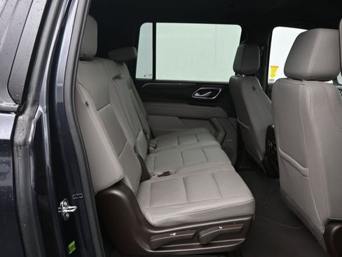 Used 2022 Chevrolet Suburban Z71 w/ Luxury Package image 17