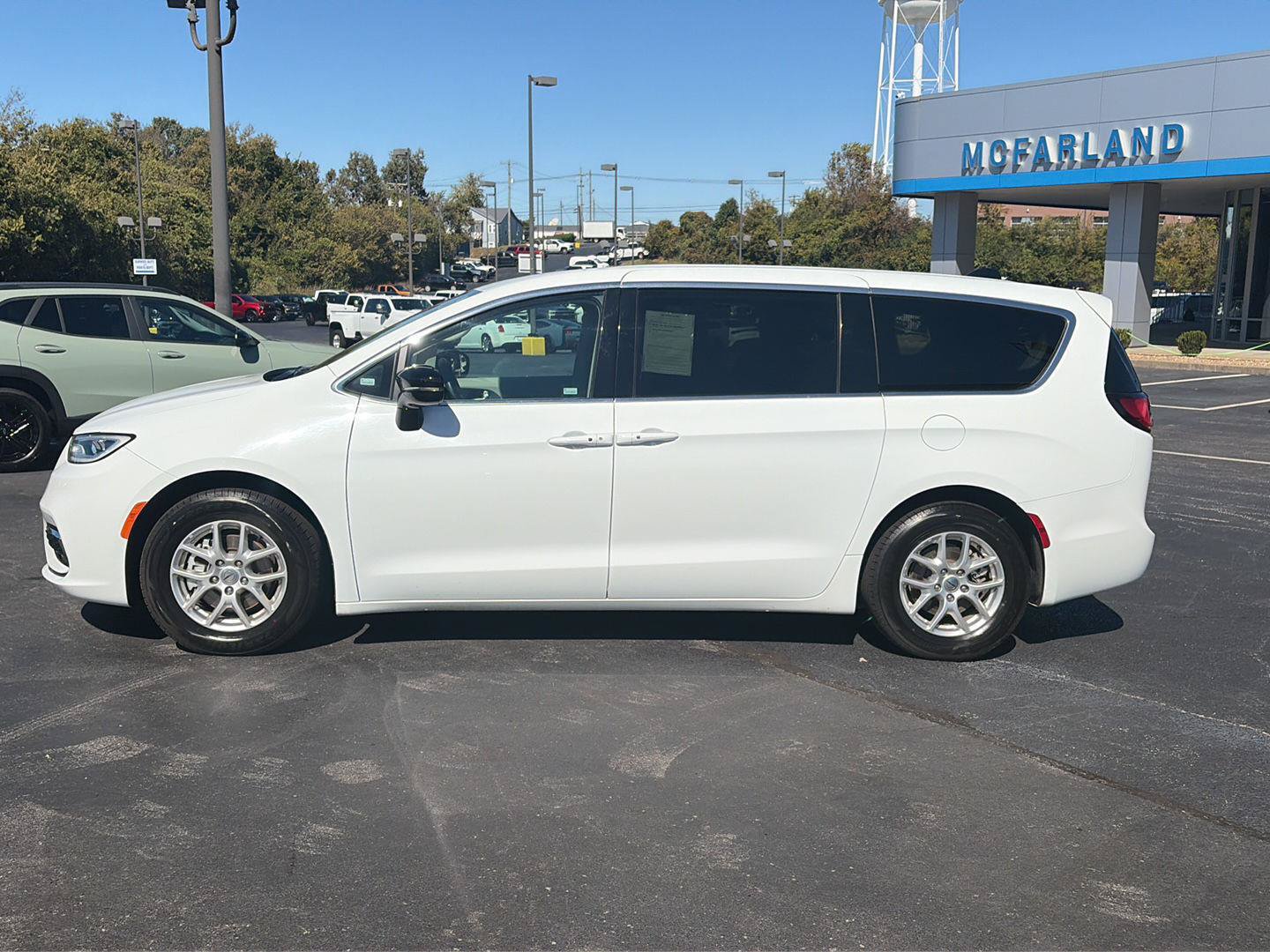 Used 2024 Chrysler Pacifica Touring-L FWD image 2