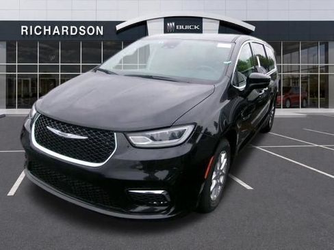 Used 2023 Chrysler Pacifica Touring-L FWD image 3