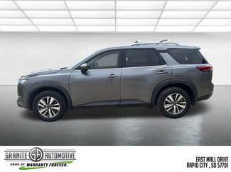 Used 2023 Nissan Pathfinder SL FWD video 2