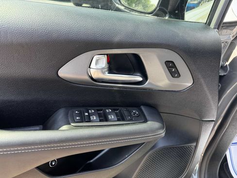 Used 2025 Chrysler Pacifica Select FWD image 15