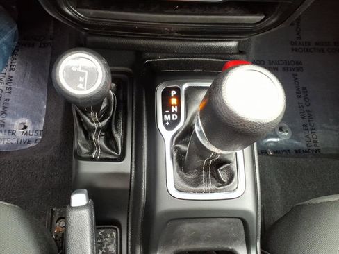 Used 2022 Jeep Gladiator Overland w/ Cold Weather Group AWD/4WD image 14