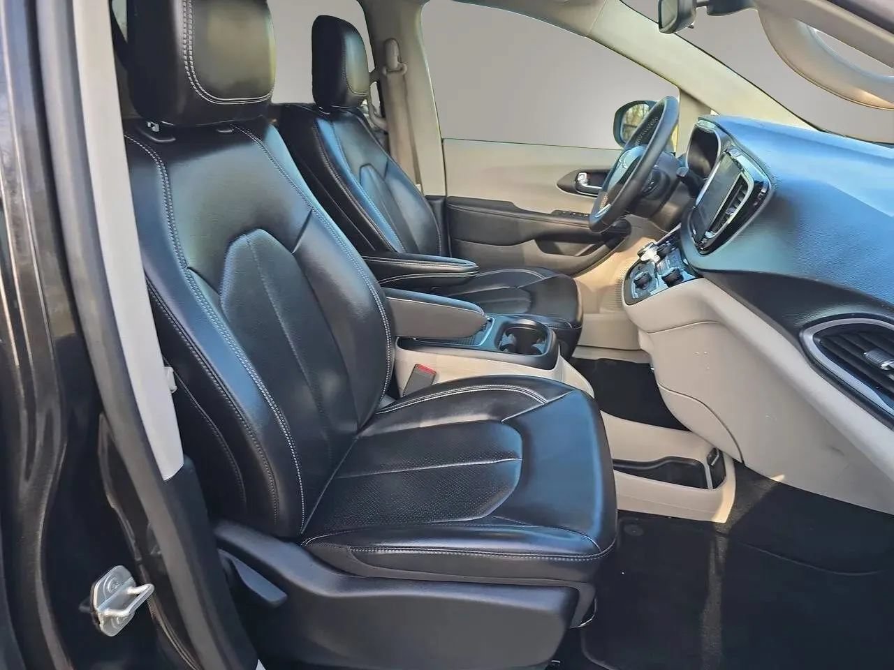 Used 2023 Chrysler Pacifica Touring-L FWD image 22