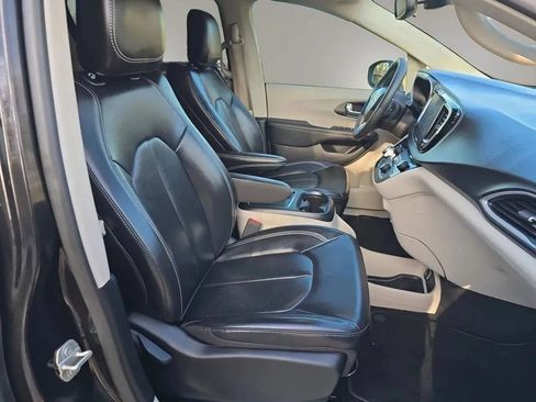 Used 2023 Chrysler Pacifica Touring-L FWD image 22