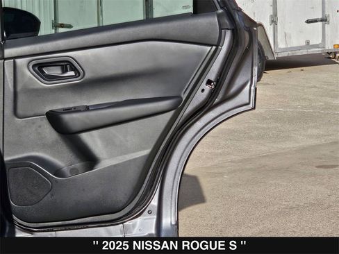 Used 2025 Nissan Rogue S image 28