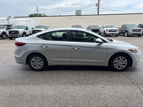 Used 2017 Hyundai Elantra SE image 4