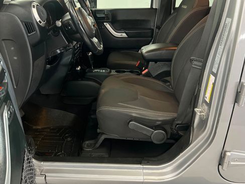 Used 2018 Jeep Wrangler Unlimited Sahara AWD/4WD image 17