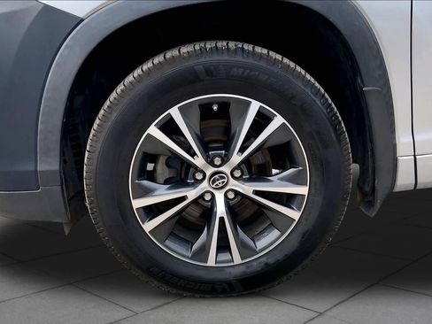 Used 2017 Toyota Highlander Plus FWD image 11