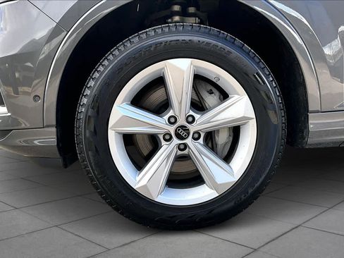 Used 2024 Audi Q7 Premium w/ Convenience Package image 11