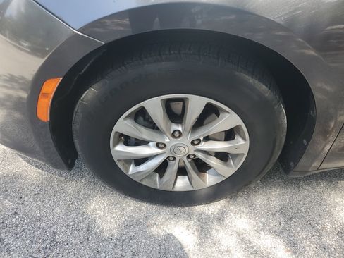 Used 2018 Chrysler Pacifica Touring-L FWD image 4