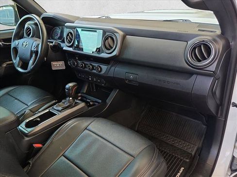 Used 2018 Toyota Tacoma TRD Sport w/ Technology Package AWD/4WD image 19