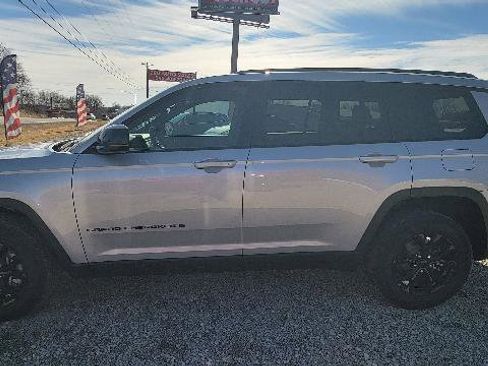 Used 2024 Jeep Grand Cherokee L Laredo image 3