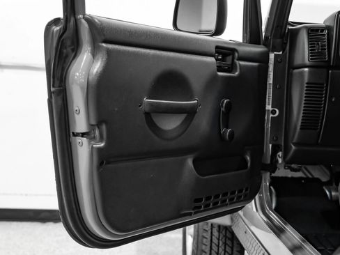 Used 2004 Jeep Wrangler Rubicon w/ Dual Top Group image 35