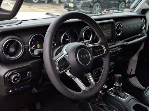 Used 2023 Jeep Wrangler Unlimited Sahara image 27