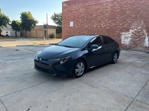 Used 2025 Toyota Corolla LE FWD image 3