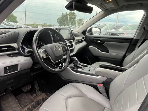 Used 2020 Toyota Highlander XLE AWD/4WD image 4