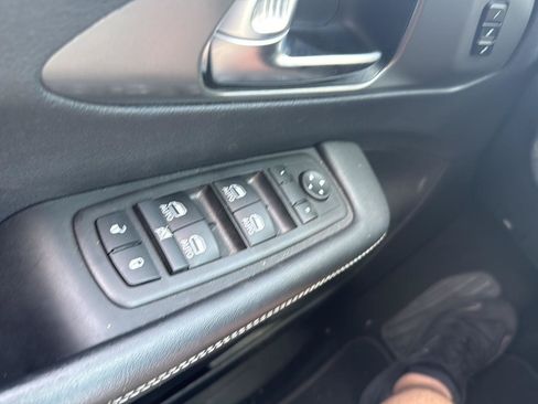 Used 2025 Chrysler Pacifica Select FWD image 24