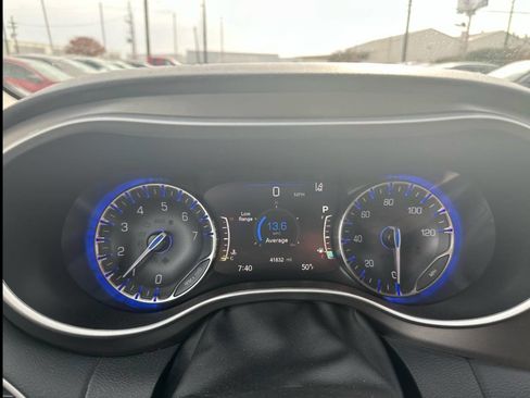 Used 2024 Chrysler Pacifica Touring-L image 24