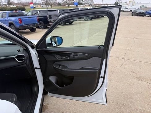 Used 2024 Chevrolet TrailBlazer LT w/ LT Cold Weather Package image 16