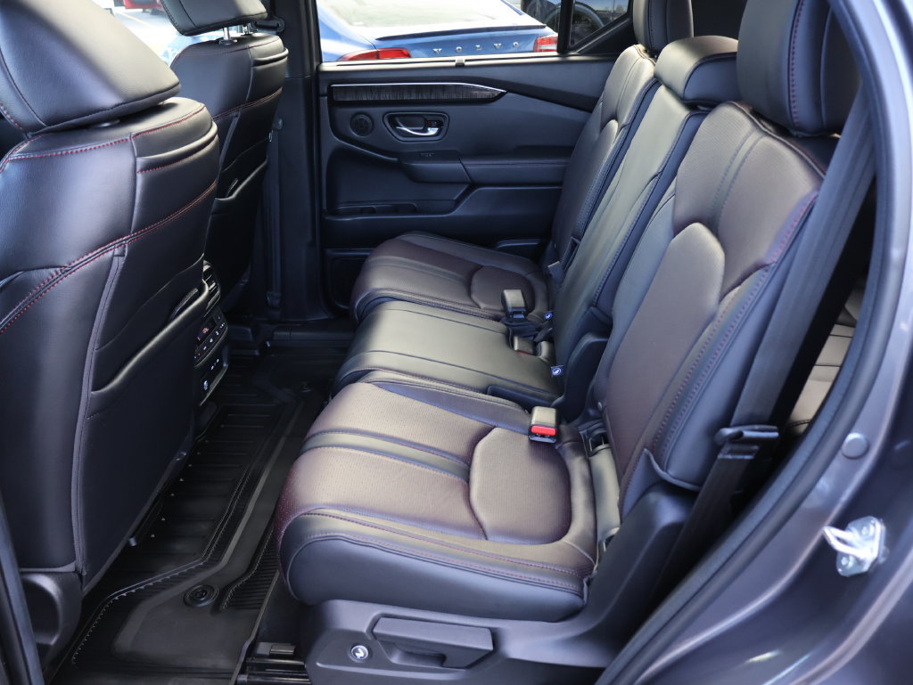 Used 2025 Honda Pilot Black Edition image 13