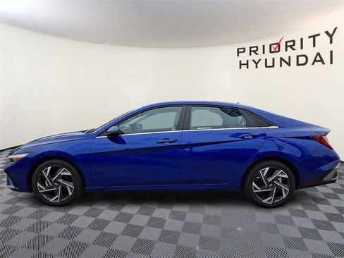 Used 2025 Hyundai Elantra Limited image 7