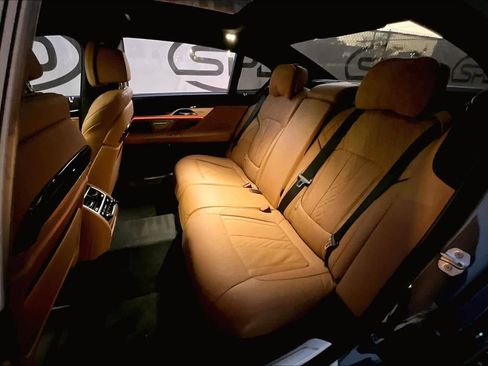 Used 2022 BMW 750i xDrive w/ Executive Package image 19