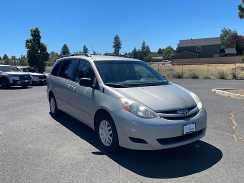 Used 2010 Toyota Sienna LE FWD image 7